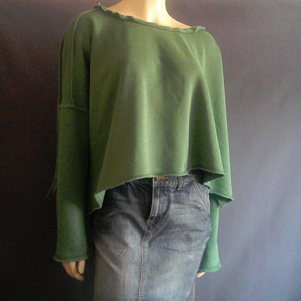 Free-est NWOT Free People Oversized Cropped Frayed Roll Up Edges Sweatshirt M - Picture 2 of 11